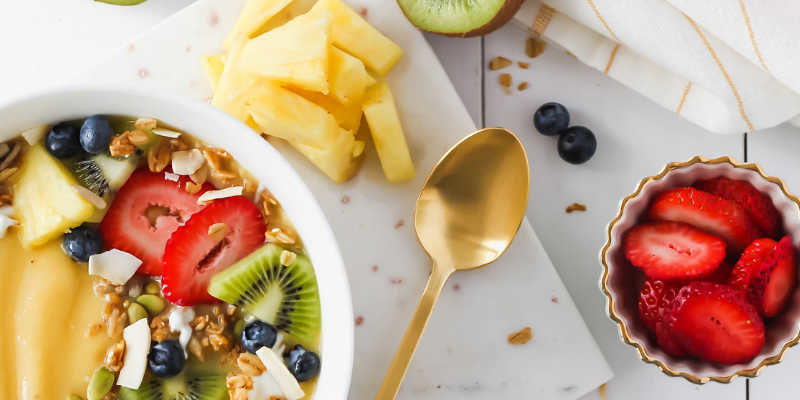 healthy habits: healthy breakfast image with granola and fresh fruits